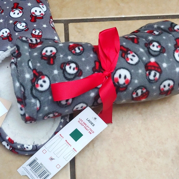 NWT * WOMEN'S PJ SET * PAJAMA PANTS * S * SLIPPERS SIZE 10 * SNOWMEN * FESTIVE - Picture 3 of 3